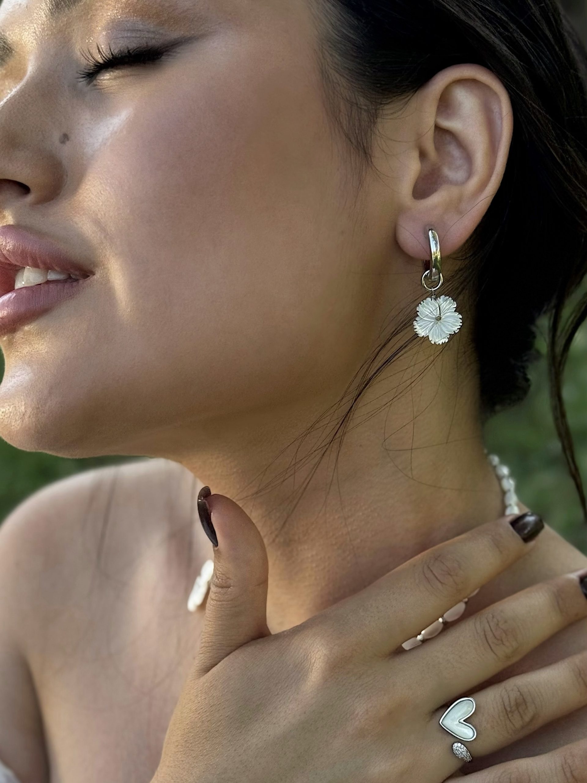 Серьги-кольца "White Flower" — изображение 8