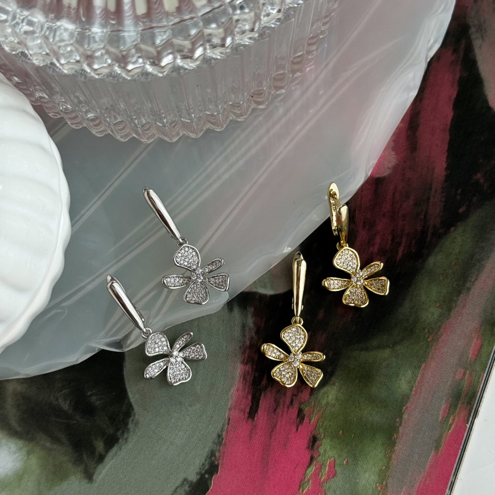 Серьги с цветочной подвеской «Blossom Shine»