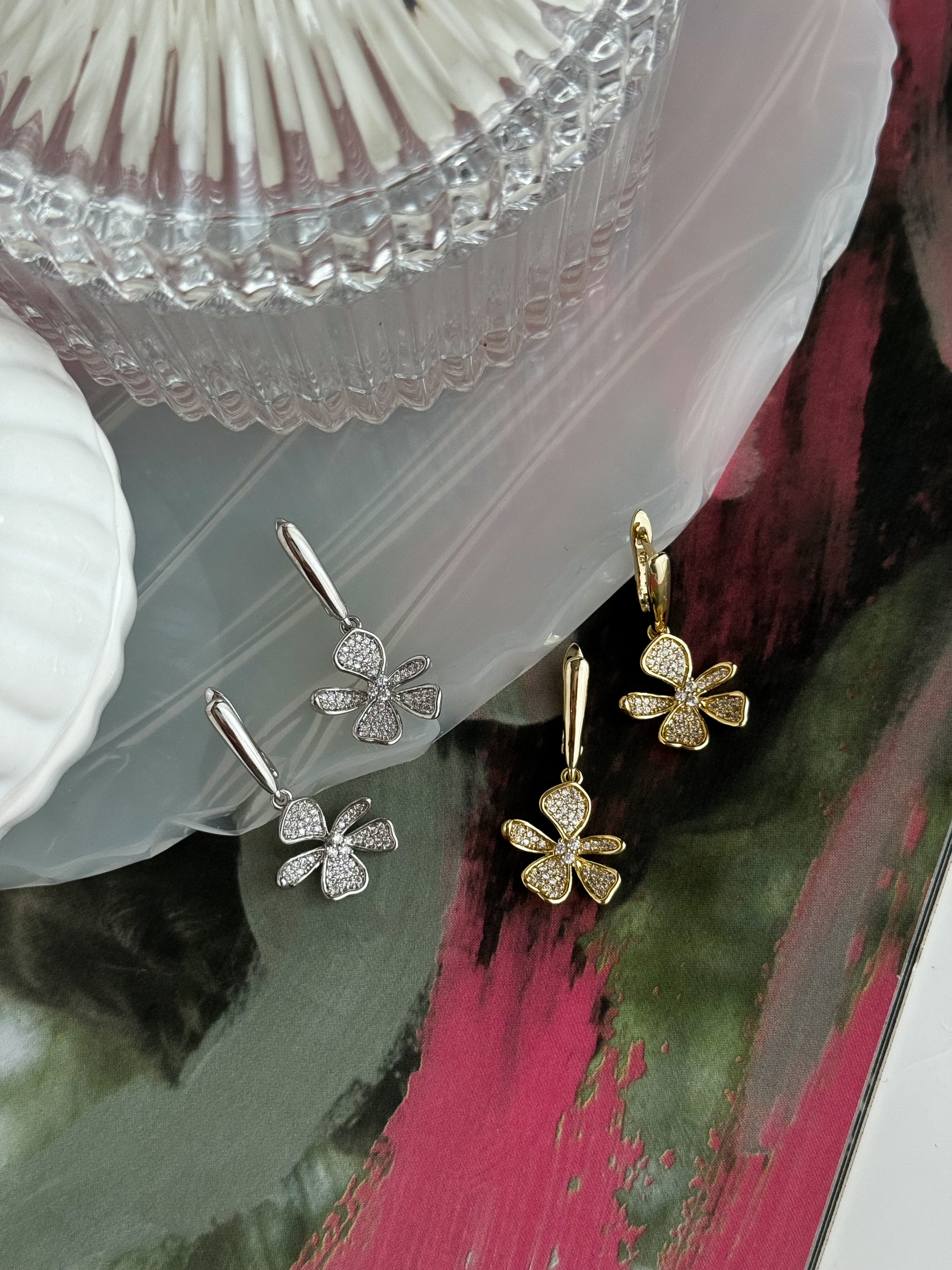 Серьги с цветочной подвеской «Blossom Shine»